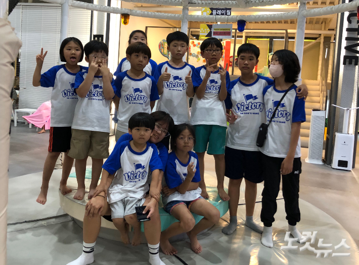 경북 안동태화교회 주일학교 어린이들이 서울 서현교회 여름 농어촌선교팀이 진행한 성경학교 프로그램에 참여하고 있다. 장세인 기자.