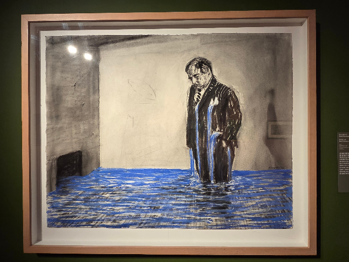 윌리엄 켄트리지, '물에 잠긴 소호', 종이에 목탄, 파스텔, 95 x 120 cm(1999). 곽인숙 기자