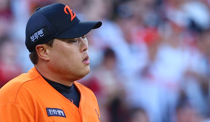 지난 26일 SSG와 홈 경기에서 1이닝 5실점으로 무너진 한화 류현진. 연합뉴스