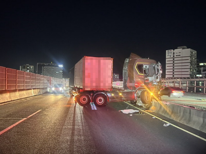 29일 오후 10시 20분쯤 부산 사상구 관문대로에서 트레일러가 중앙분리대와 가로대 등을 잇달아 들이받았다. 부산경찰청 제공