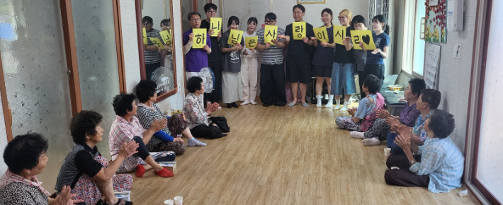 서울 서현교회 여름 농어촌선교팀이 29일 경북 안동지역을 방문해 복음을 전하고 있다. 서현교회 제공.