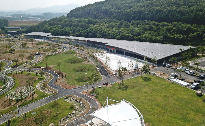 경주 보문관광단지 일원에 조성 중인 '경주 라원' 전경. 전시관과 야외정원 등 주요 시설이 올 하반기 개장을 앞두고 마무리 공사에 한창이다. 경주시 제공