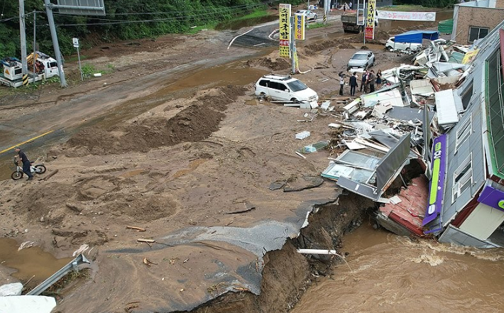 지난 20일 오전 경기 가평군에서 집중호우로 편의점 건물이 무너져 내린 모습. 연합뉴스