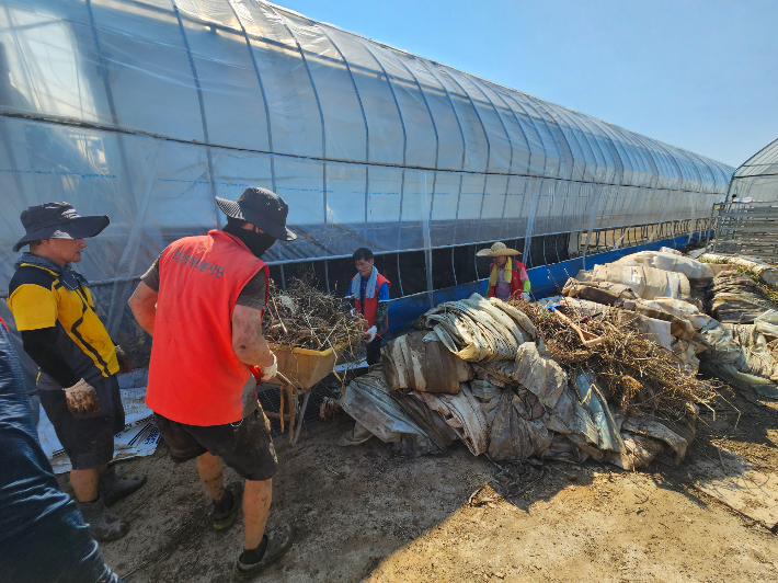 천안시 공직자와 자원봉사자들이 호우피해지역 응급복구 작업을 하고 있다. 천안시 제공