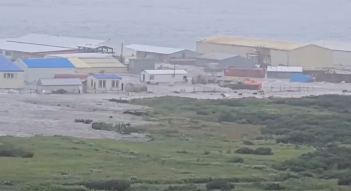 30일(현지시간) 러시아 캄차카 반도의 한 마을에 강력한 파도가 밀려들어오고 있다. 연합뉴스