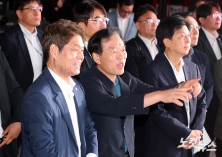 CJ ENM 스튜디오 찾은 국정기획위원회 경제1분과장