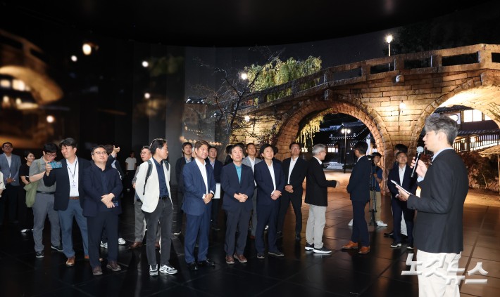 CJ ENM 스튜디오 찾은 국정기획위원회 경제1분과장