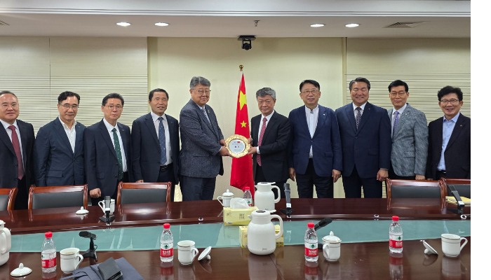 한국교회총연합 관계자들과 중국 교회 관계자들이 양국 간 기독교 교류 확대를 위한 방안을 논의하고 있다. 