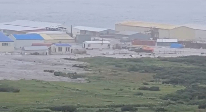 30일 러시아 캄차카 반도 인근 해역에서 강진이 발생한 후, 강한 파도가 러시아 사할린주 세베로쿠릴스크 해안가에 위치한 한 건물을 휩쓸고 지나가고 있다. 연합뉴스