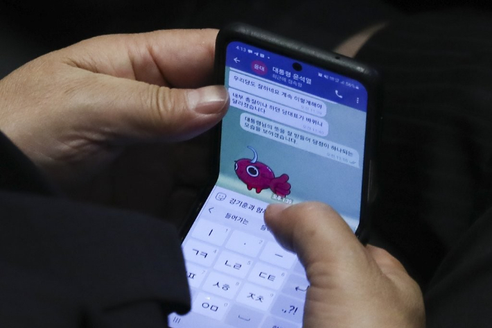 지난 2022년 26일 오후 국회 본회의장에서 열린 제 398회 임시회 6차 본회의 대정부 질문 도중 국민의힘 권성동 당시 당대표 직무대행 겸 원내대표가 문자대화를 하고 있다. 연합뉴스