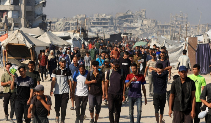 27일(현지시간) 가자지구 북부의 팔레스타인 주민이 구호품 반입을 기다리고 있다. 연합뉴스
