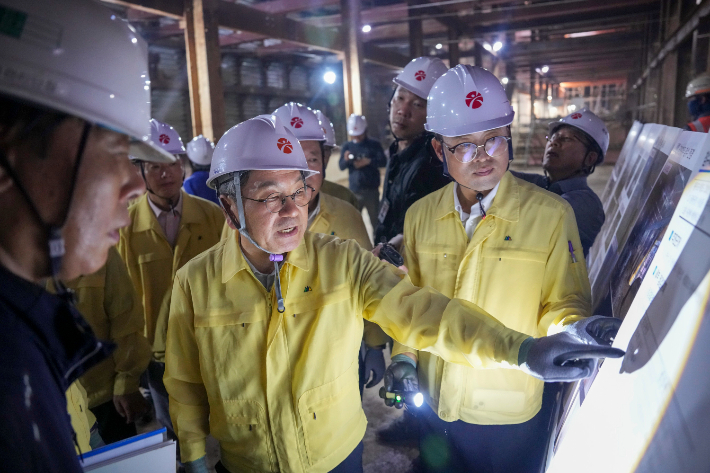 강기정 광주광역시장이 기록적인 폭우로 침수 피해를 입은 도시철도 2호선 백운광장 지하 공사현장을 찾아 긴급 안전점검에 나섰다. 광주시 제공