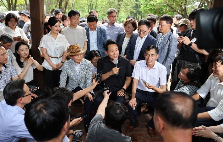 오세훈 서울시장(앞줄 가운데)이 30일 서울 양천구 목동6단지 재건축 사업 현장을 방문해 정비계획안 등 추진현황을 살핀 뒤 주민들과 간담회하고 있다. 연합뉴스