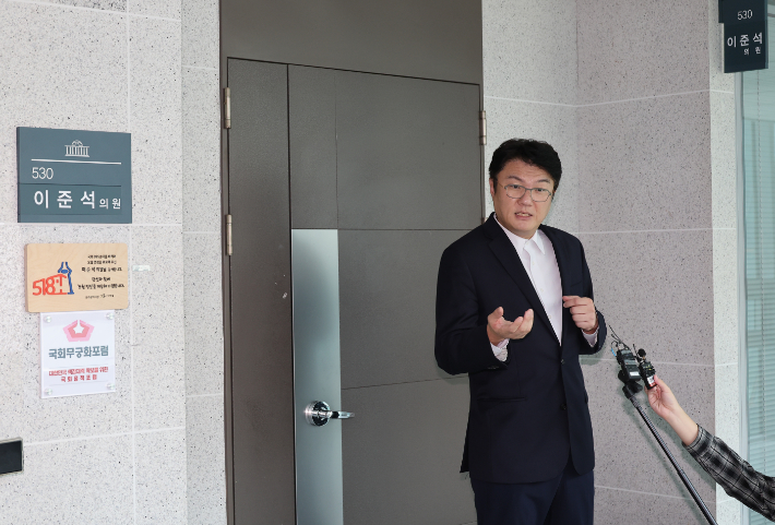 개혁신당 김정철 최고위원이 30일 서울 여의도 국회 의원회관 이준석 의원실 앞에서 '김건희특검 관련 압수수색 절차적 문제점 및 준항고 주요 이유 언론 브리핑'을 하고 있다. 연합뉴스