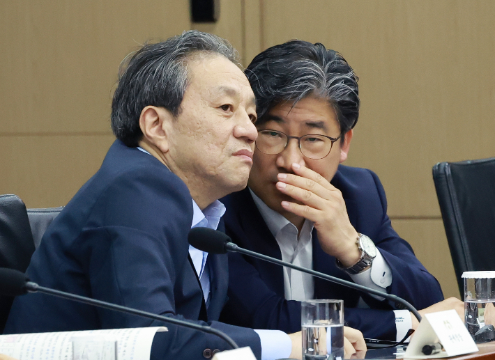 문진영 대통령실 사회수석(왼쪽)과 류덕현 재정기획보좌관이 30일 서울 용산 대통령실 청사에서 이재명 대통령 주재로 열린 비상경제점검 태스크포스(TF) 3차 회의에 참석해 논의하고 있다. 연합뉴스