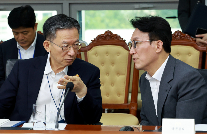 김민석 국무총리(오른쪽)와 정성호 법무부 장관이 30일 서울 용산 대통령실 청사에서 이재명 대통령 주재로 열린 비상경제점검 태스크포스(TF) 3차 회의에 참석해 논의하고 있다. 연합뉴스