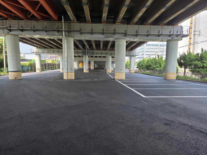 의창구 소계동 창원육교 밑에 조성된 캠핑카 전용 주차장. 창원시 제공 