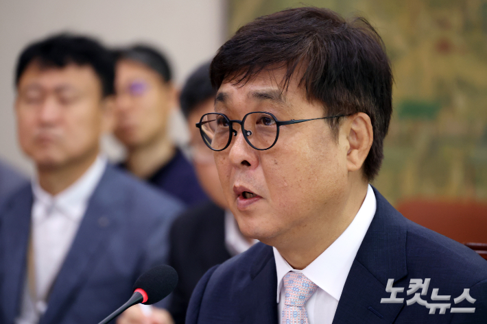 최휘영 문화체육관광부 장관 후보자가 29일 서울 여의도 국회 문화체육관광위원회에서 열린 인사청문회에서 의원 질의에 답변을 하고 있다. 윤창원 기자