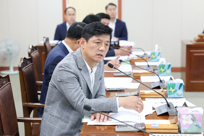 전라남도의회 이현창 의원(구례, 더불어민주당)은 최근 열린 제392회 임시회 안전건설소방위원회의 도민안전실 소관 2025년도 제2회 추가경정예산안 심사에서 최근 집중호우 때 가동되지 않은 구례 배수 펌프장 문제를 집중적으로 질타했다. 전남도의회 제공