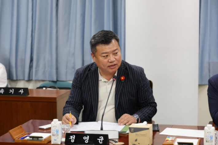 전라남도의회 정영균 의원(더불어민주당·순천 1)은 지난 7월 28일 열린 전남도 기획조정실 소관 2025년도 제2회 추가경정예산안 심사에서, "같은 농촌임에도 행정구역의 차이로 1인당 2만 원의 격차가 발생하는 것은 명백한 정책 불균형"이라고 지적했다. 전남도의회 제공