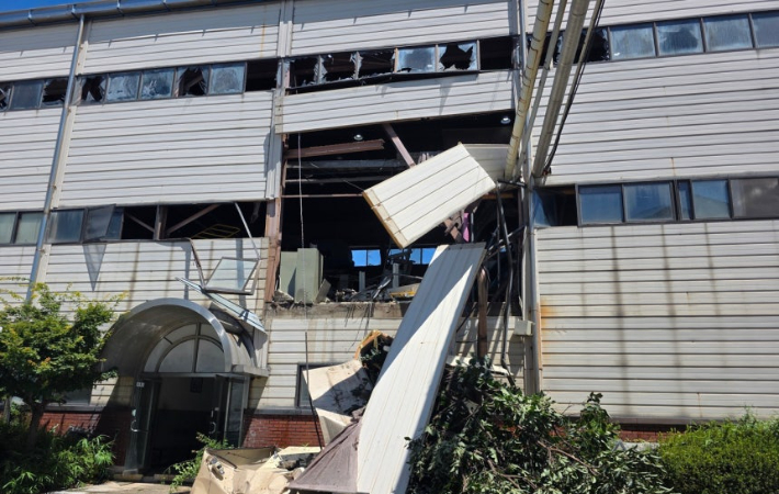 30일 오전 11시 14분쯤 전북 정읍시 북면의 한 산업용 여과지 제조공장에서 에어탱크가 폭발했다. 전북소방본부 제공