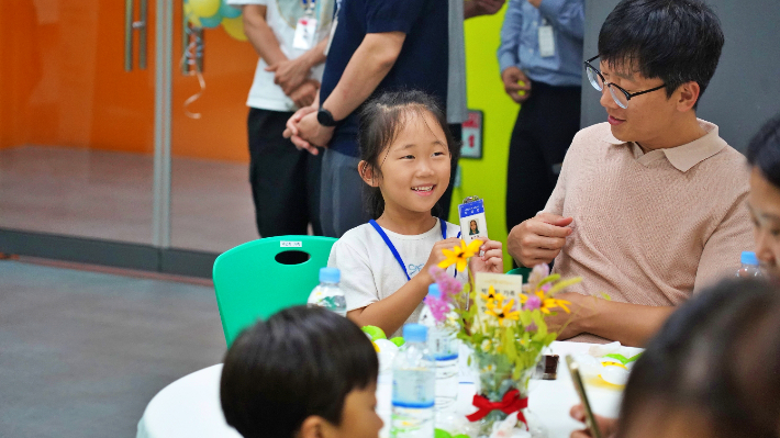 30일 전주시설관리공단이 마련한 '스마트 쉼 아카데미' 입학식에서 한 어린이가 학생증을 들어보이고 있다. 전주시설관리공단 제공