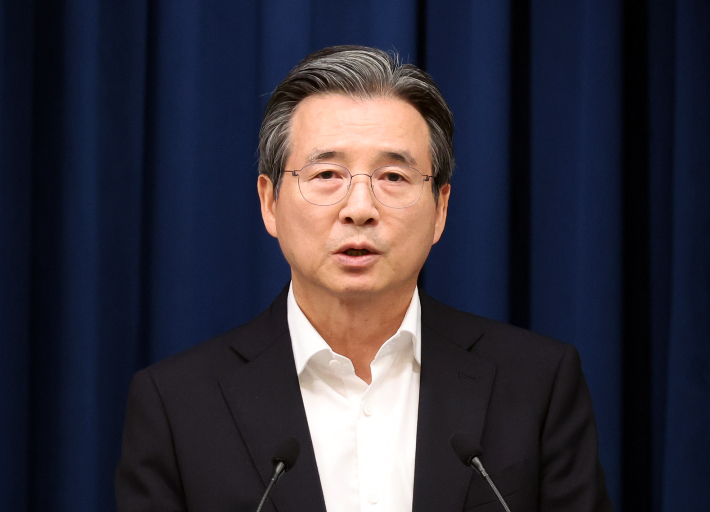 김용범 정책실장이 30일 용산 대통령실 기자회견장에서 이재명 대통령 주재 비상경제점검TF 회의 브리핑을 하고 있다. 연합뉴스