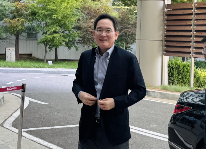 삼성전자 이재용 회장이 29일 강서구 서울김포비즈니스항공센터(SGBAC)를 통해 워싱턴으로 출국하고 있다. 연합뉴스