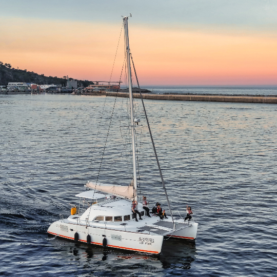 야간관광 프로그램인 '야(夜) 울진'행사로 진행되는 야간 요트 체험. 울진군 제공