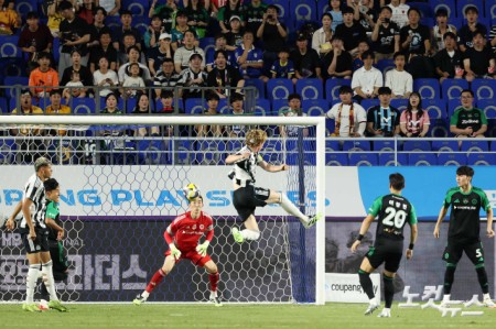 앤서니 고든 슈팅 바라보는 조현우