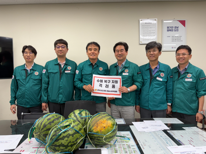 수해 복구·폭염 대응 업무 직원 격려. 경남도의회 제공