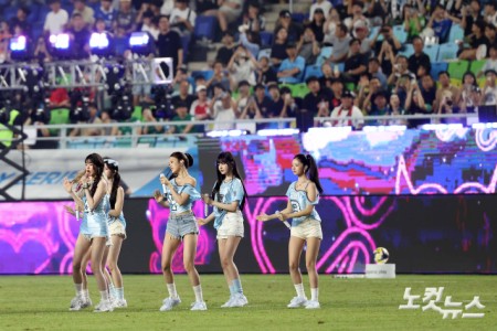 축하공연하는 아이브