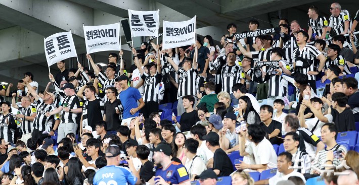 응원하는 뉴캐슬 팬들