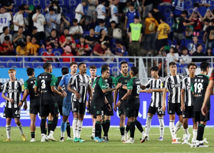 뉴캐슬 선수들과 인사하는 팀K리그 선수들