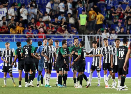 뉴캐슬 선수들과 인사하는 팀K리그 선수들