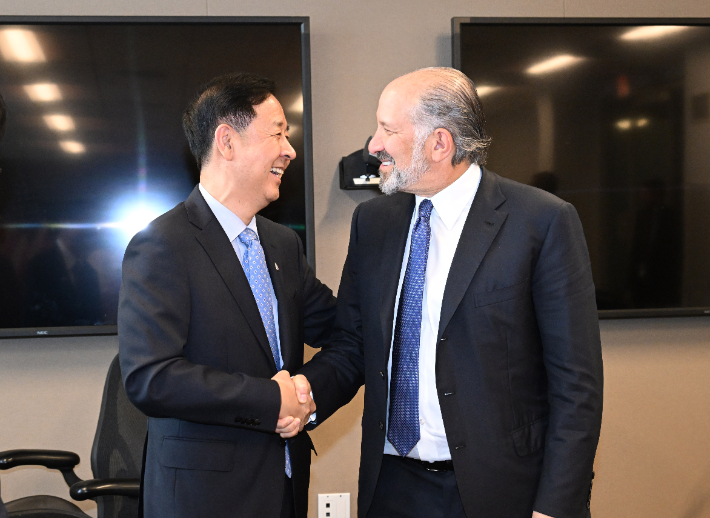 한-미 통상협의차 미국 워싱턴D.C.를 방문 중인 구윤철 경제부총리 겸 기획재정부 장관이 7월 29일(현지시간) 김정관 산업통상자원부장관 및 여한구 통상교섭본부장과 함께 미국 상무부에서 하워드 러트닉 상무장관과 통상협의에 앞서 악수하며 인사하고 있다. 기획재정부 제공