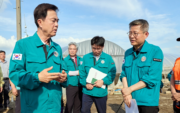 김태흠 충남지사(왼쪽)와 김범수 아산시 부시장이 수해 현장을 점검하고 있다. 아산시 제공