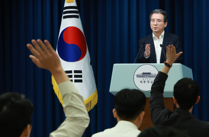 김용범 대통령실 정책실장이 31일 서울 용산 대통령실 청사에서 한미 관세 협상 타결 관련 브리핑 뒤 취재진의 질문을 받고 있다. 연합뉴스