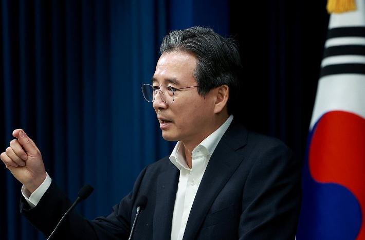 김용범 대통령실 정책실장이 31일 서울 용산 대통령실 청사에서 한미 관세 협상 타결 관련 브리핑 뒤 취재진의 질문에 답하고 있다. 연합뉴스