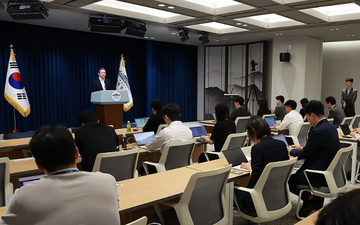 김용범 대통령실 정책실장이 31일 서울 용산 대통령실 청사에서 한미 관세 협상 타결 관련 브리핑 뒤 취재진의 질문에 답하고 있다. 연합뉴스