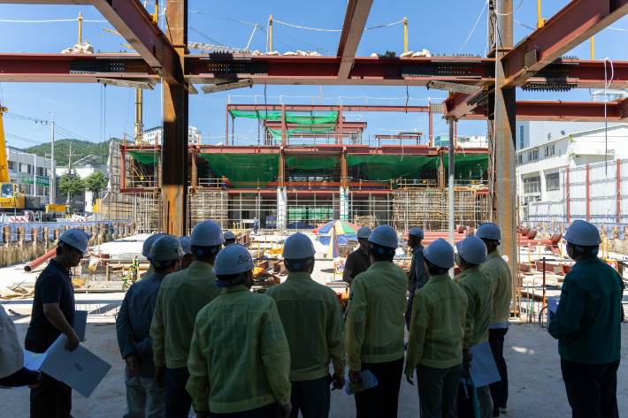 도시건설위원회의 순천시 신청사 건립공사 현장 방문. 순천시의회 제공