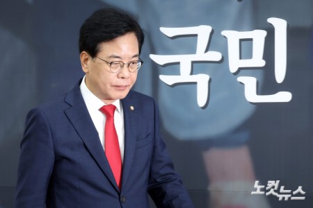 국민의힘 송언석 비상대책위원장 겸 원내대표가 31일 서울 여의도 국회에서 열린 비상대책위원회의에 참석하고 있다.