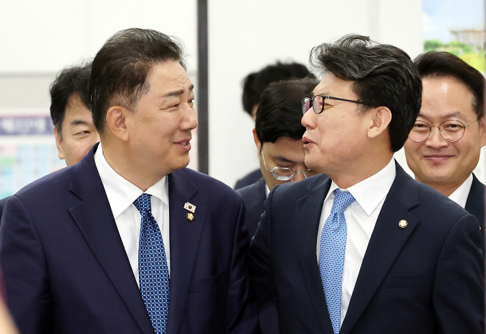 더불어민주당 김병기 당대표 직무대행 겸 원내대표(왼쪽)가 31일 서울 여의도 국회에서 열린 정책조정회의에 참석하며 진성준 정책위의장과 대화하고 있다. 연합뉴스