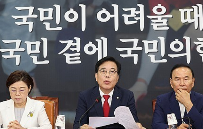 국민의힘 송언석 비상대책위원장 겸 원내대표(가운데)가 31일 국회에서 열린 비상대책위원회의에서 발언하고 있다. 연합뉴스