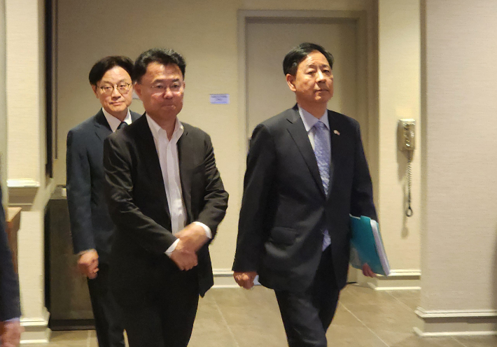 구윤철 부총리 겸 기획재정부 장관(오른쪽)이 30일(현지시간) 워싱턴DC 미국 상무부 청사에서 하워드 러트닉 미 상무장관과 통상협의를 하기 위해 숙소를 나서고 있다. 연합뉴스