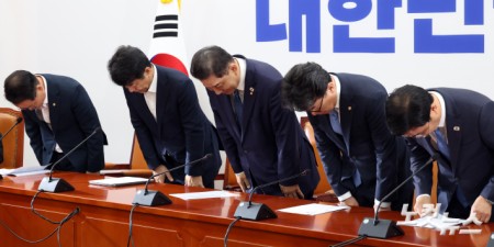 더불어민주당 김병기 당대표 직무대행 겸 원내대표가 31일 서울 여의도 국회에서 열린 정책조정회의에 참석하며 인사를 하고 있다.