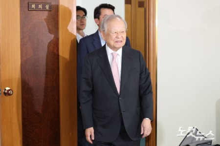 굳은 표정으로 기자회견 참석하는 손경식 경총 회장