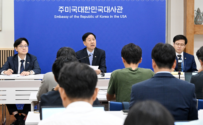 "수익 90% 미국으로" vs "정상국가라면 불성립"…488조 펀드 해석분분