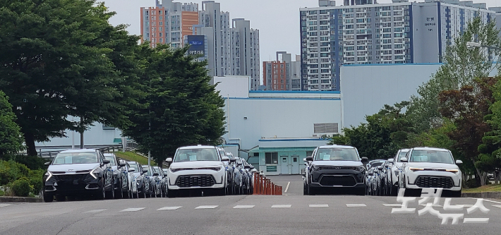 광주 서구 기아 오토랜드 광주 2공장에서 생산된 소형 SUV 쏘울 완성차 수십대가 번호판 없이 줄지어 서 있다. 김한영 기자