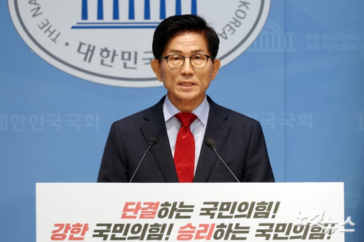 국민의힘 김문수 당대표 후보가 31일 서울 여의도 국회 소통관에서 기자회견을 열고 비전·공약을 발표하고 있다.